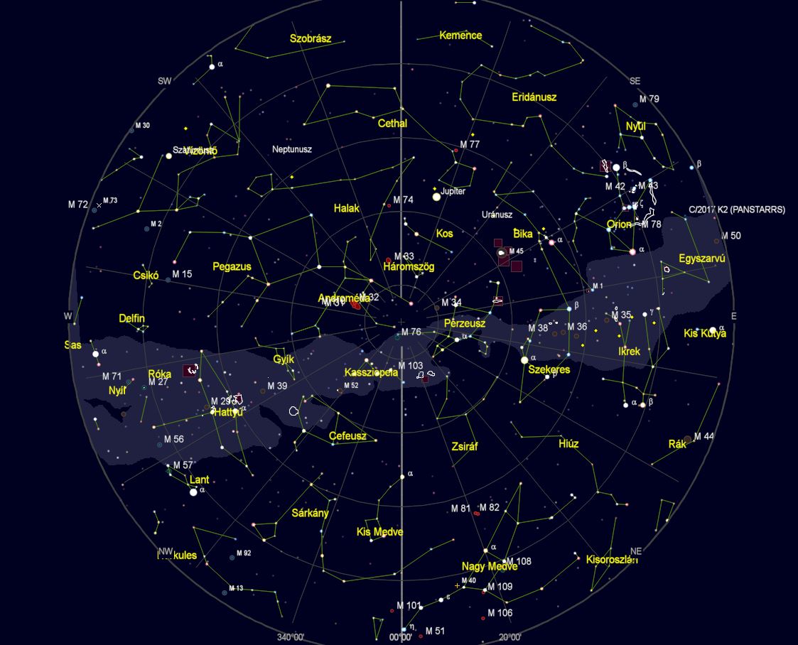 VCSE – Az égbolt látványa Zalaegerszegről nézve 2023. november 15-én este 22 órakor. (Az égtájak rövidítése: N: észak, NE: északkelet, E: kelet, SE: délkelet, S: dél, SW: délnyugat, W: nyugat, NW: északnyugat.) A világoskék sáv a Tejút sávja. A koncentrikus körök húsz fokonként (20°, 40°, 60° és 80°) a horizont feletti magasságok, a sugarasan kiágazó vonalak az azimutok 20 fokonként. – A kép a Cartes du Ciel programmal készült.