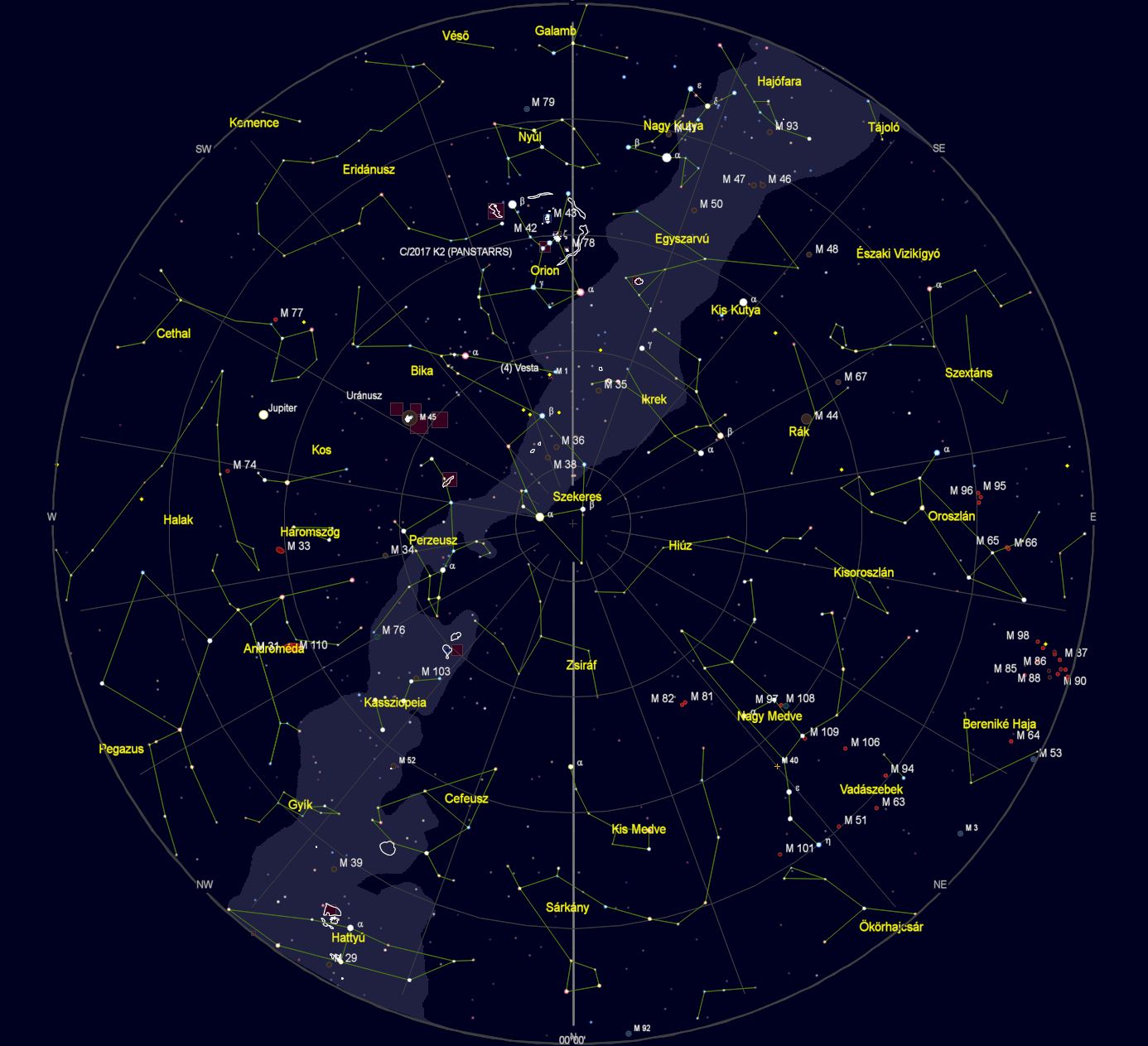 VCSE – Az égbolt látványa Zalaegerszegről nézve 2024. január 14-én este 22 órakor. (Az égtájak rövidítése: N: észak, NE: északkelet, E: kelet, SE: délkelet, S: dél, SW: délnyugat, W: nyugat, NW: északnyugat.) A világoskék sáv a Tejút sávja. A koncentrikus körök húsz fokonként (20°, 40°, 60° és 80°) a horizont feletti magasságok, a sugarasan kiágazó vonalak az azimutok 20 fokonként. – A kép a Cartes du Ciel programmal készült.