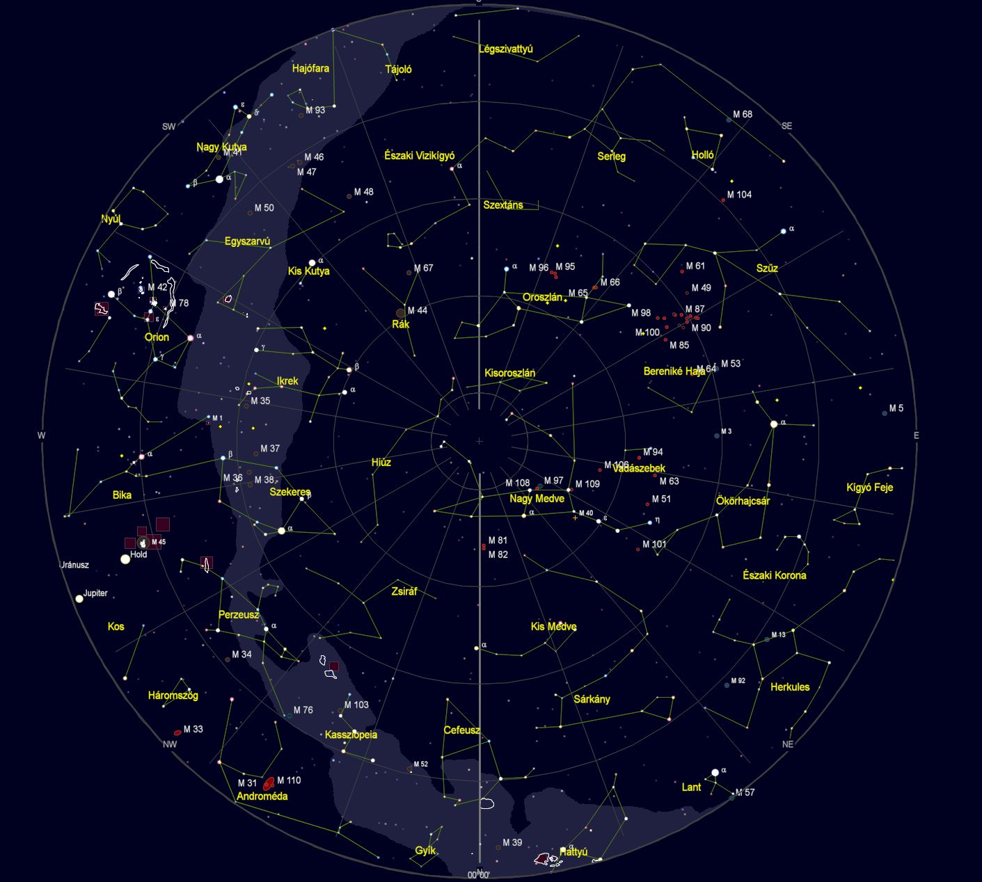 VCSE – Az égbolt látványa Zalaegerszegről nézve 2024. március 15-én este 22 órakor. (Az égtájak rövidítése: N: észak, NE: északkelet, E: kelet, SE: délkelet, S: dél, SW: délnyugat, W: nyugat, NW: északnyugat.) A világoskék sáv a Tejút sávja. A koncentrikus körök húsz fokonként (20°, 40°, 60° és 80°) a horizont feletti magasságok, a sugarasan kiágazó vonalak az azimutok 20 fokonként. – A kép a Cartes du Ciel programmal készült.