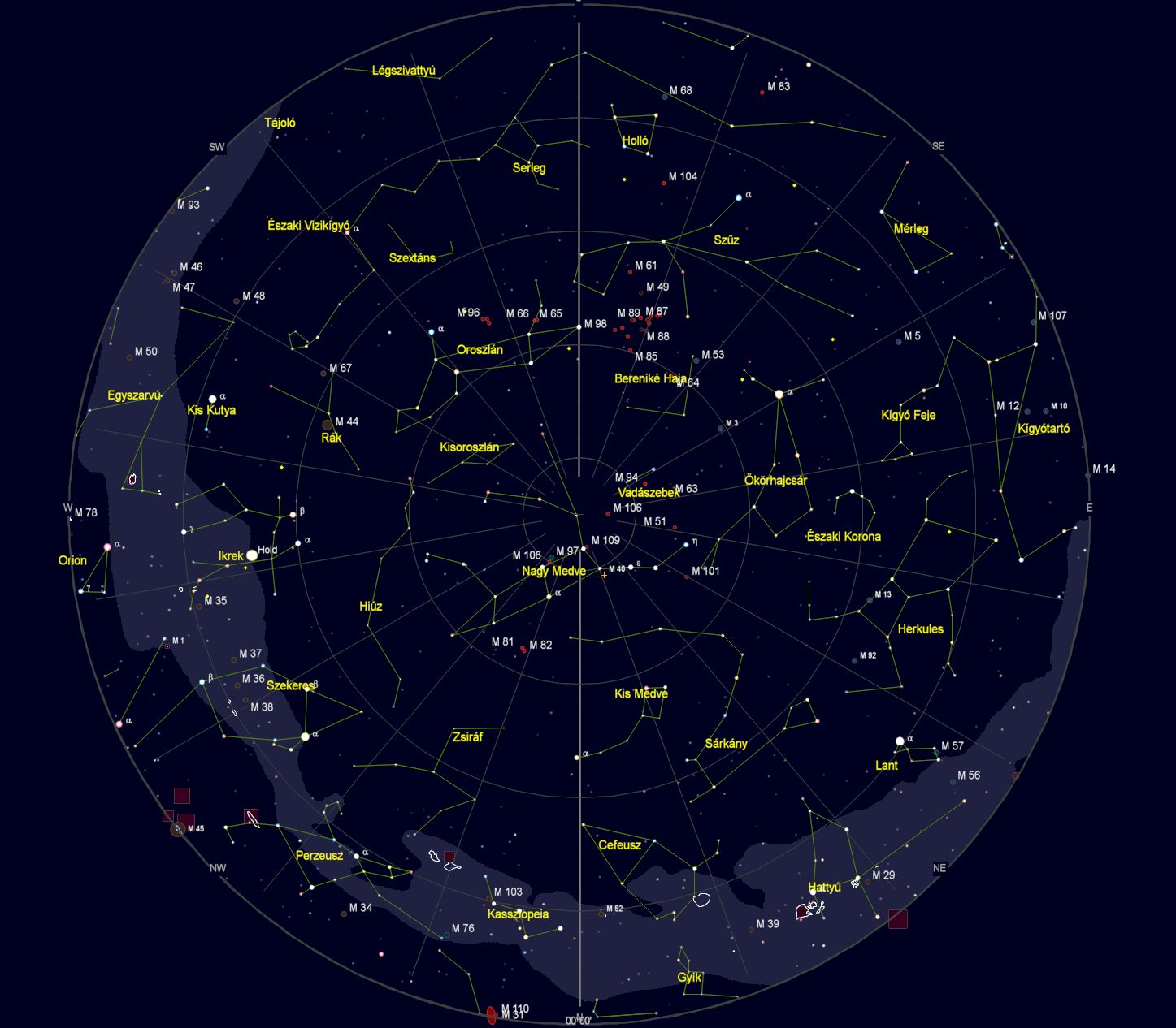 VCSE – Az égbolt látványa Zalaegerszegről nézve 2024. április 15-én este 23 órakor. (Az égtájak rövidítése: N: észak, NE: északkelet, E: kelet, SE: délkelet, S: dél, SW: délnyugat, W: nyugat, NW: északnyugat.) A világoskék sáv a Tejút sávja. A koncentrikus körök húsz fokonként (20°, 40°, 60° és 80°) a horizont feletti magasságok, a sugarasan kiágazó vonalak az azimutok 20 fokonként. – A kép a Cartes du Ciel programmal készült.