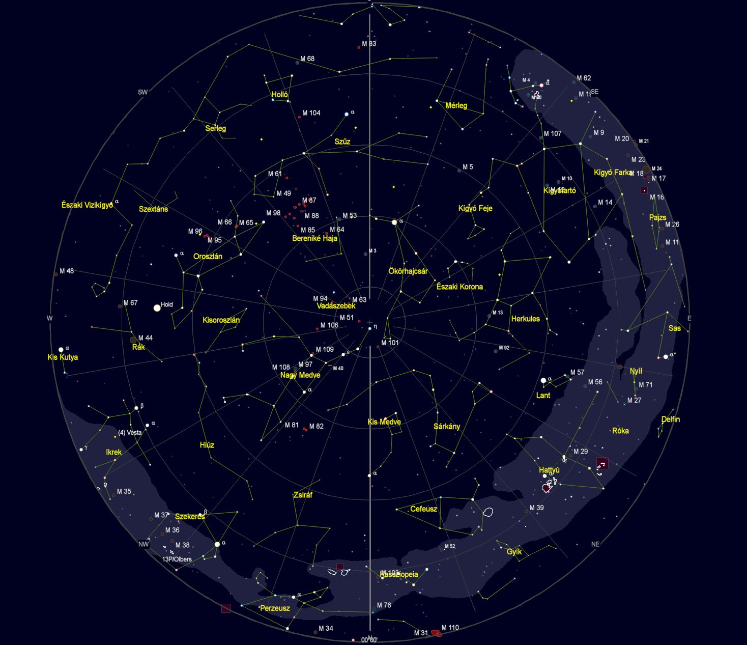 VCSE – Az égbolt látványa Zalaegerszegről nézve 2024. május 15-én este 23 órakor. (Az égtájak rövidítése: N: észak, NE: északkelet, E: kelet, SE: délkelet, S: dél, SW: délnyugat, W: nyugat, NW: északnyugat.) A világoskék sáv a Tejút sávja. A koncentrikus körök húsz fokonként (20°, 40°, 60° és 80°) a horizont feletti magasságok, a sugarasan kiágazó vonalak az azimutok 20 fokonként. – A kép a Cartes du Ciel programmal készült.